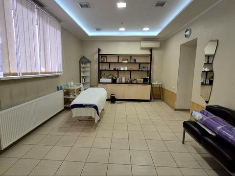 комерційна за адресою Зоопаркова вул., 1