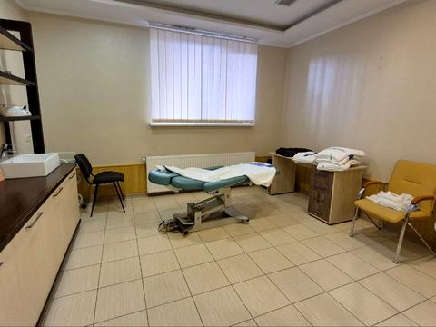 комерційна за адресою Зоопаркова вул., 1