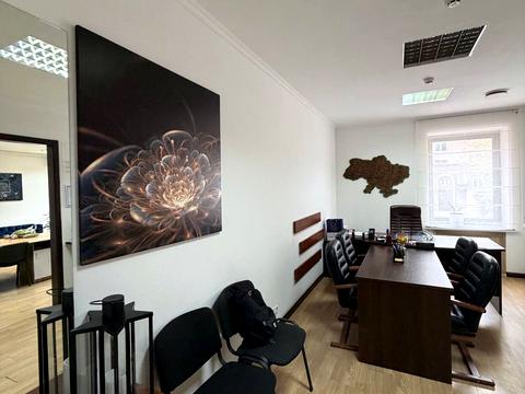 комерційна за адресою Соборна пл. (Жовтнева), 1-Б