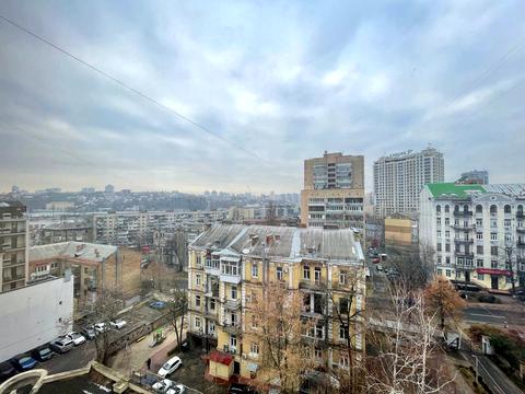 паркомісце за адресою Тарасівська вул., 21