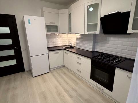 квартира за адресою Володимира Стельмаха вул. (Курчатова), 1-Б