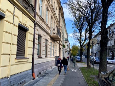 комерційна за адресою Героїв УПА, 16