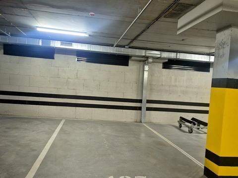 паркомісце за адресою Набережна Перемоги вул., 128