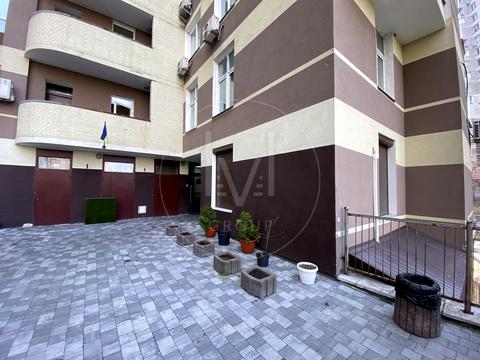 комерційна за адресою Анни Ахматової вул., 22