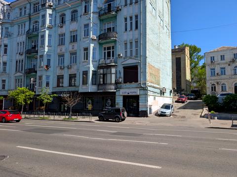комерційна за адресою Саксаганського вул., 68