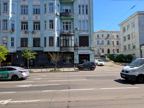 комерційна за адресою Саксаганського вул., 68