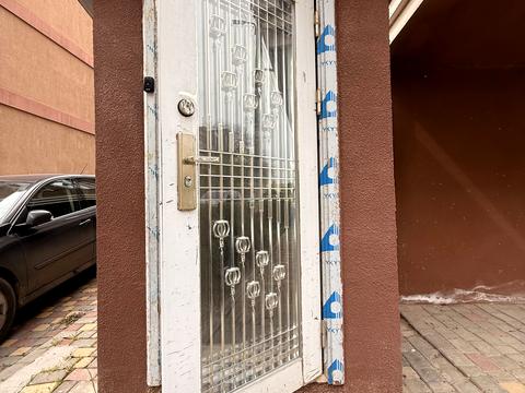 комерційна за адресою Захисників України вул. (1-го Травня), 1в