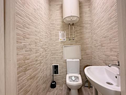 комерційна за адресою Захисників України вул. (1-го Травня), 1в