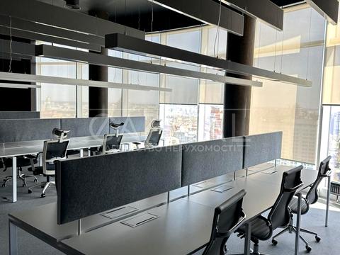 комерційна за адресою Лесі Українки бульв., 7-Б