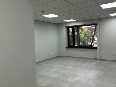 комерційна за адресою Рівненська вул., 105