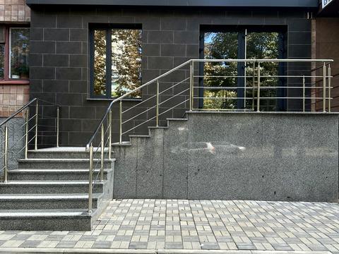 комерційна за адресою Рівненська вул., 105