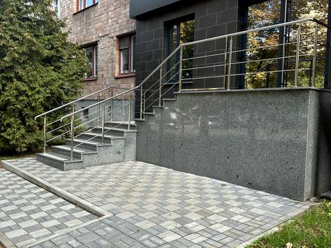 комерційна за адресою Рівненська вул., 105