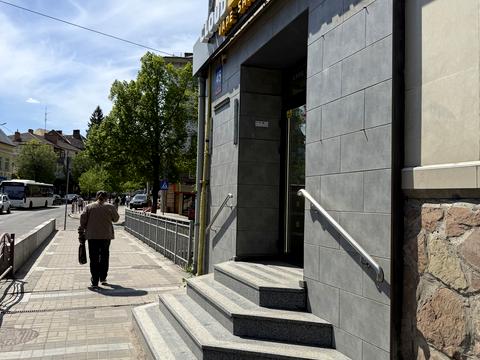 комерційна за адресою Винниченка вул., 23