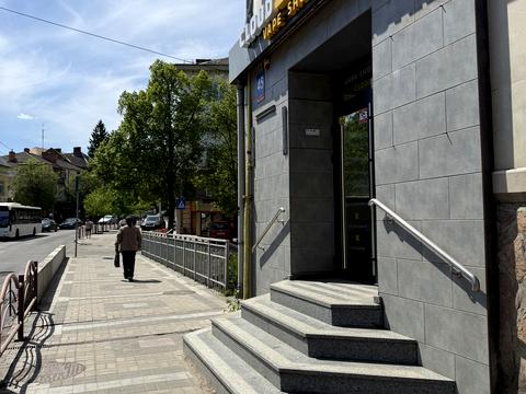 комерційна за адресою Винниченка вул., 23