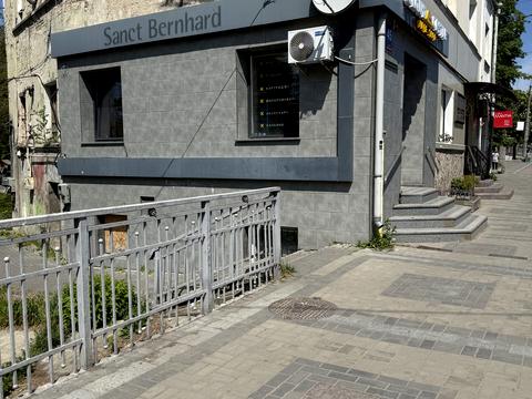 комерційна за адресою Винниченка вул., 23