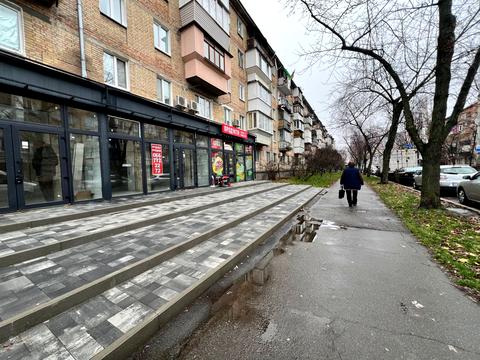комерційна за адресою Будівельників вул., 4