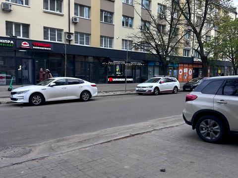 комерційна за адресою Юрківська вул., 18