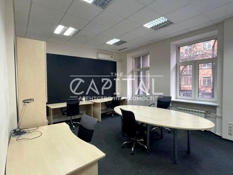 комерційна за адресою Інститутська вул., 24/7