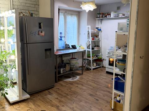 комерційна за адресою Айвазовського вул., 10