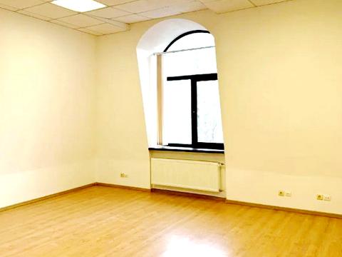 комерційна за адресою Софіївська пл., 18