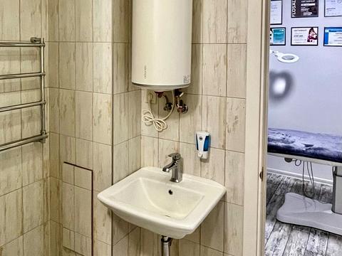комерційна за адресою Регенераторна вул., 4 к5