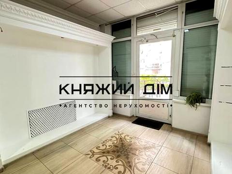 комерційна за адресою Анни Ахматової вул., 34