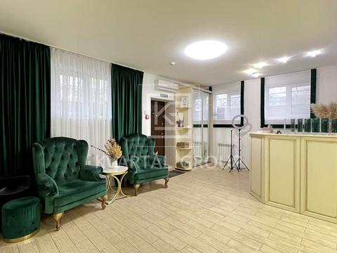 комерційна за адресою Університетська вул., 1-р