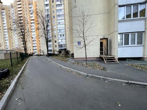 комерційна за адресою Сергія Москаленка вул. (Красовського), 8-Б