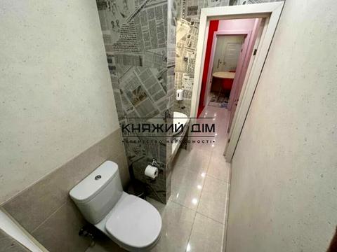 комерційна за адресою Євгена Коновальця вул. (Щорса), 32-Б