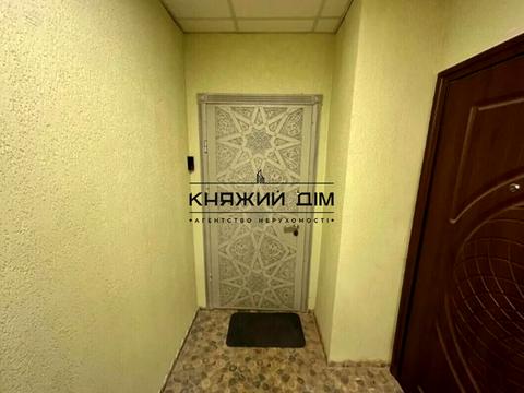 комерційна за адресою Євгена Коновальця вул. (Щорса), 32-Б