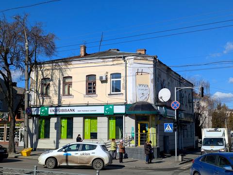 комерційна за адресою Соборна вул., 106