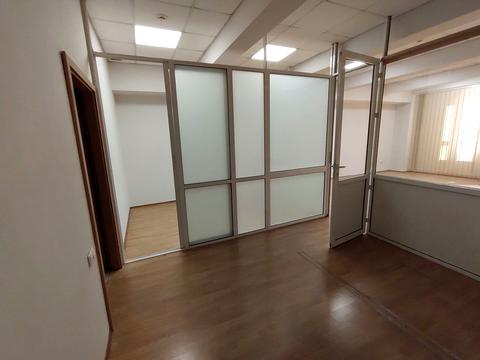 комерційна за адресою Митнична пл., 1а