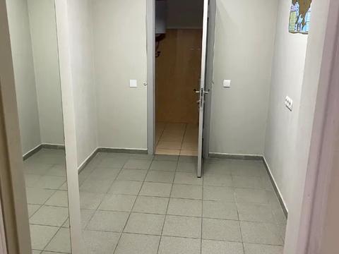 комерційна за адресою Дмитра Яворницького просп. (Карла Маркса), 68