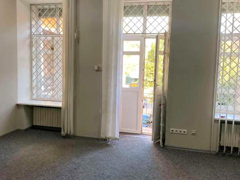 комерційна за адресою Дмитра Яворницького просп. (Карла Маркса), 68