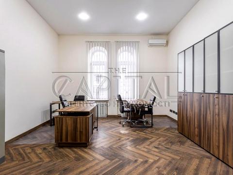 комерційна за адресою Саксаганського вул., 84-86