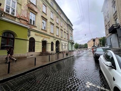 комерційна за адресою Театральна вул., 21
