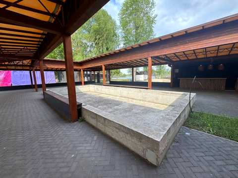 комерційна за адресою Труханівська вул., 1