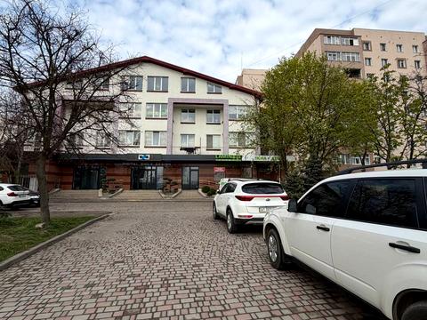 комерційна за адресою Володимира Івасюка вул., 76а