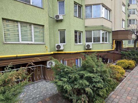 комерційна за адресою Боголюбова вул., 18
