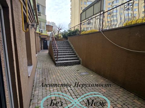 комерційна за адресою Боголюбова вул., 18