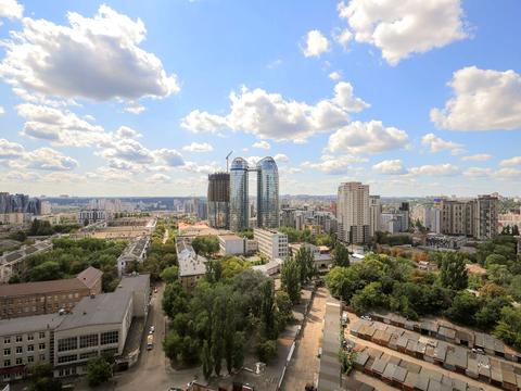 комерційна за адресою Євгена Коновальця вул. (Щорса), 44-А