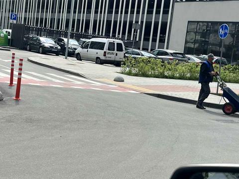 паркомісце за адресою Київ, Всеволода Змієнка вул., 32