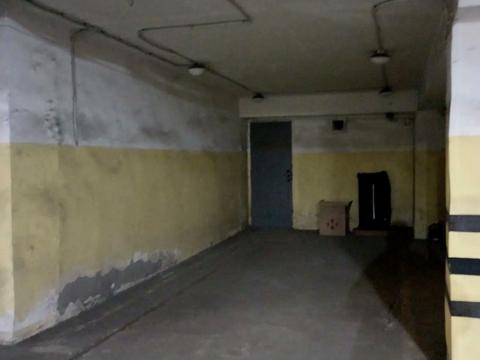 паркомісце за адресою Євгена Коновальця вул. (Щорса), 32-Б