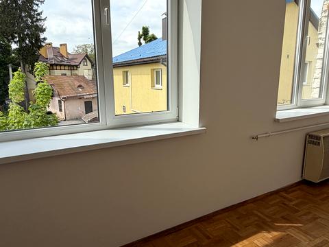комерційна за адресою Василя Сухомлинського вул., 12