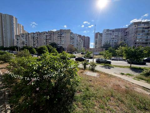 коммерческая по адресу Драгоманова ул., 17
