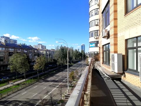комерційна за адресою Лесі Українки бульв., 7-В