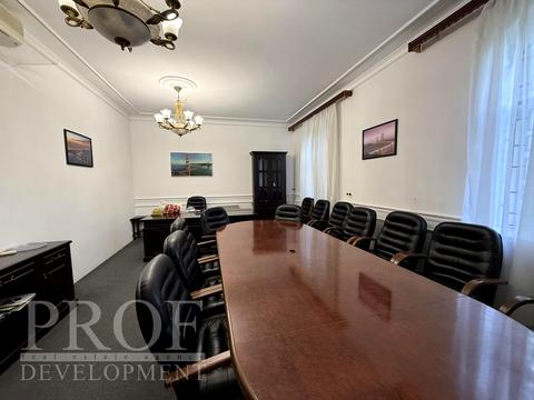 комерційна за адресою Прорізна вул., 4