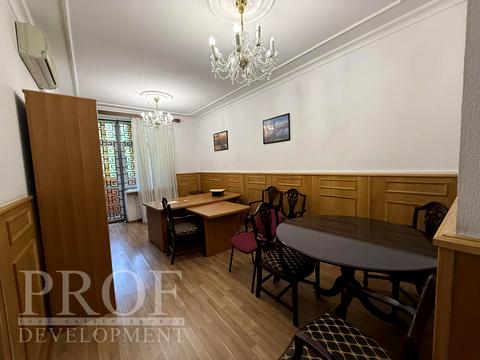 комерційна за адресою Прорізна вул., 4