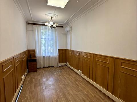 комерційна за адресою Прорізна вул., 4