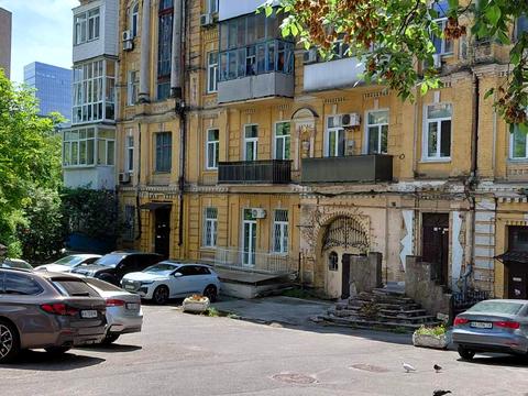 комерційна за адресою Саксаганського вул., 67